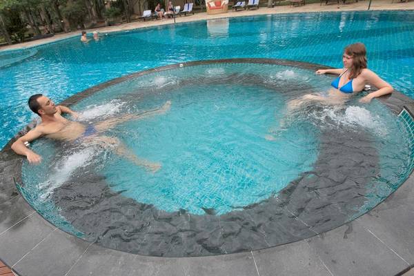 Paar entspannt sich in einem Whirlpool im Siddhalepa Ayurveda Gesundheitsresort