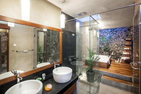 Badezimmer im Siddhalepa Ayurveda Gesundheitsresort mit Badewanne und Steinwänden.