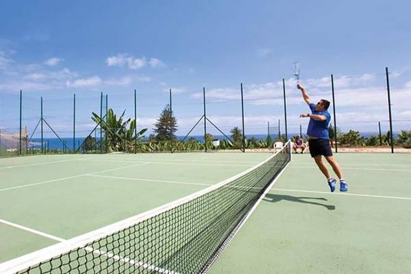 Tennisplatz im AluaSoul Orotava Valley Hotel mit zwei Spielern und einem Blick auf das Meer.