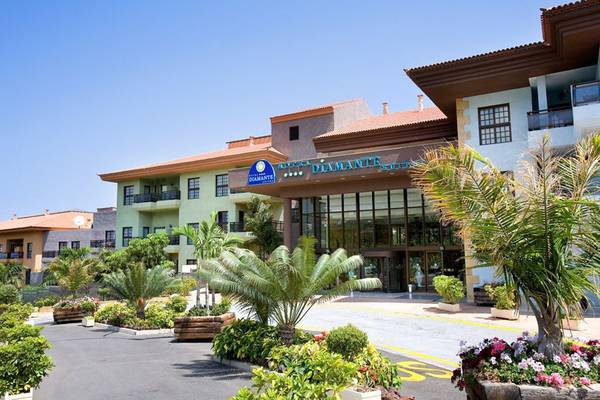Vorderansicht des AluaSoul Orotava Valley Hotels mit gepflegtem Eingangsbereich.