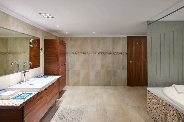 Innenansicht eines Badezimmers im Hurghada Marriott Beach Resort mit einer großen Badewanne und Dusche.