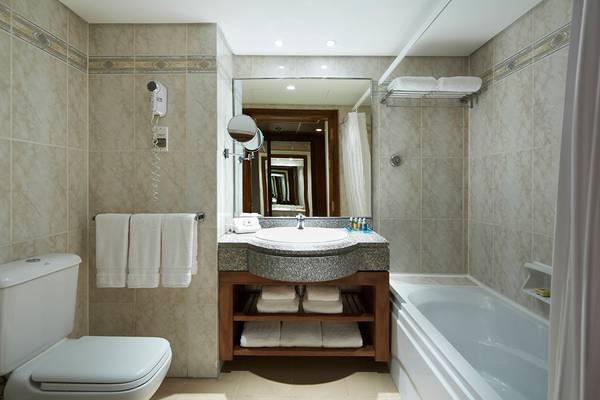 Badezimmer im Hurghada Marriott Beach Resort mit Badewanne, Dusche, Toilette und Waschbecken.