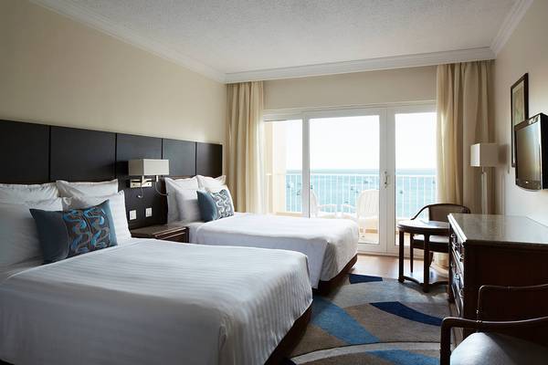 Doppelzimmer im Hurghada Marriott Beach Resort mit Meerblick und zwei Betten.