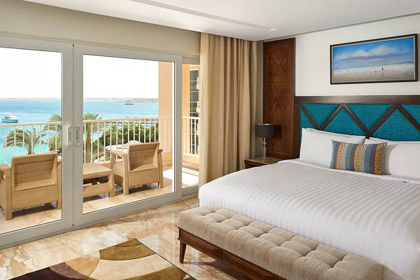 Suite-Zimmer im Hurghada Marriott Beach Resort mit Meerblick und Balkon.