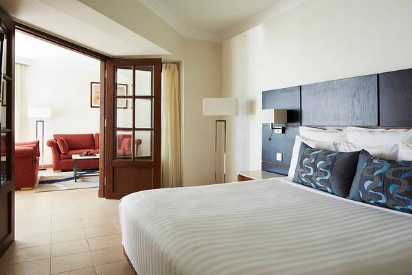 Innenansicht des Hurghada Marriott Beach Resort Hotels mit offenem Schlafzimmer.