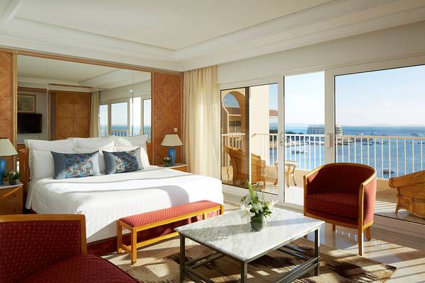 Hurghada Marriott Beach Resort Zimmer mit Meerblick und Balkon, großem Bett und Möbeln.