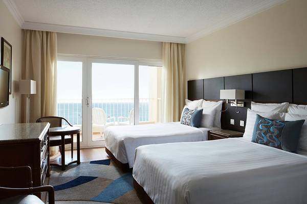 Zwei Betten mit Meerblick in einem Hotelzimmer des Hurghada Marriott Beach Resort.