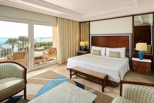 Zimmer im Hurghada Marriott Beach Resort mit Meerblick und großer Terrasse