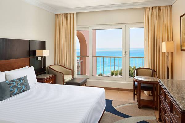 Hotelzimmer im Hurghada Marriott Beach Resort mit Blick auf das Meer.
