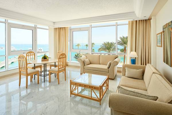 Wohnzimmer des Hurghada Marriott Beach Resorts mit Blick auf das Meer.