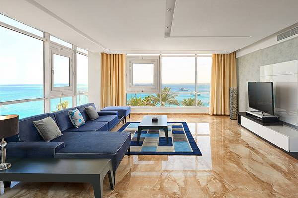 Wohnzimmer des Hurghada Marriott Beach Resorts mit Blick auf das Meer und Inseln.