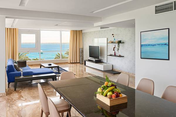 Wohnbereich des Hurghada Marriott Beach Resorts mit Blick auf das Meer