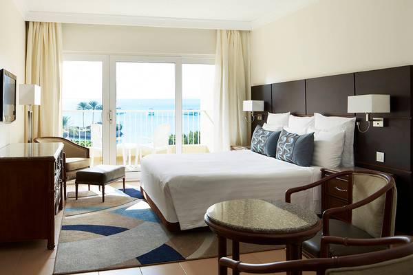 Suite-Zimmer im Hurghada Marriott Beach Resort mit Blick auf das Meer.
