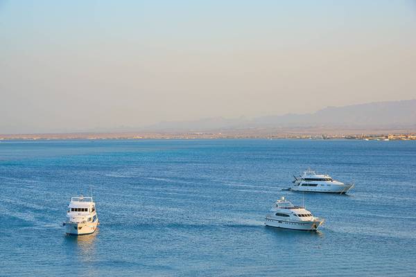 Yachten vor dem Hurghada Marriott Beach Resort im Wasser