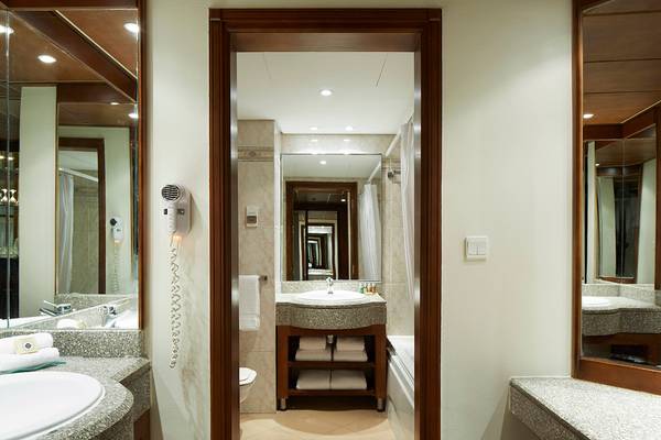 Badezimmer im Hurghada Marriott Beach Resort mit zwei Waschbecken, Badewanne und Toilette.
