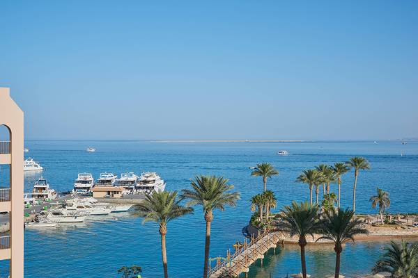 Aussicht auf den Hafen des Hurghada Marriott Beach Resorts mit geparkten Booten und Palmen.