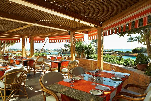 Restaurant mit Blick auf das Meer im Hurghada Marriott Beach Resort.