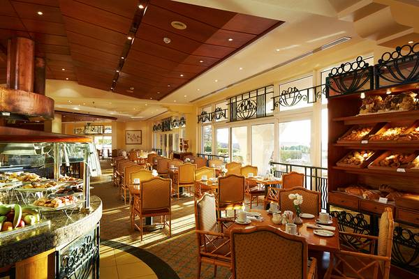 Frühstücksbuffet des Hurghada Marriott Beach Resort mit vielen verschiedenen Gerichten und Brötchen.