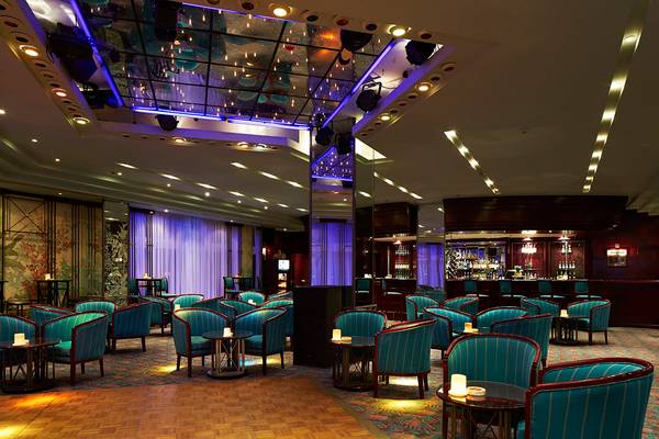 Lounge-Bereich des Hurghada Marriott Beach Resorts mit blauen Stühlen und Tischen.