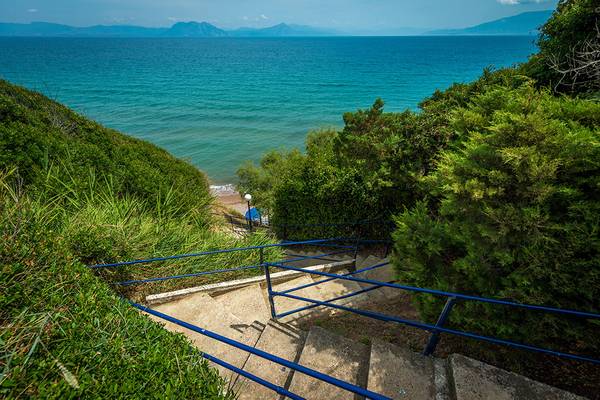 Stufen, die zum Pavlina Strand am Pavlina Beach Hotel führen