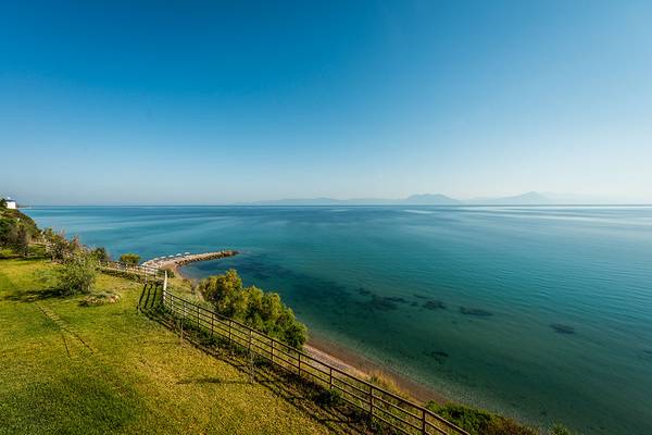 Aussicht auf das Meer und den Strand von Pavlina Beach.