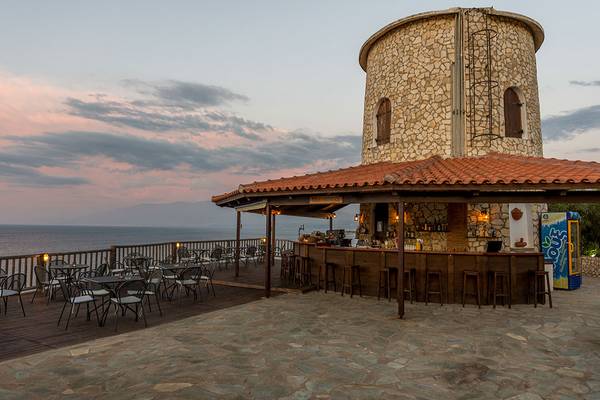 Außenbereich der Pavlina Strand Bar bei Sonnenuntergang mit Blick auf das Meer