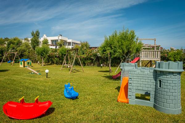 Kinderspielplatz im Freien im Pavlina Beach Hotel mit Rutschen und Spielburg.