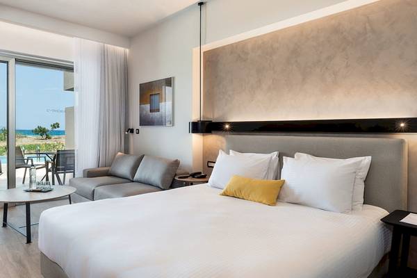 Euphoria Resort Hotelzimmer mit Bett, Sofa und Blick auf den Pool