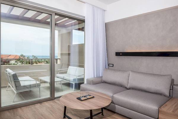 Wohnbereich im Euphoria Resort mit Blick auf den Balkon und das Meer