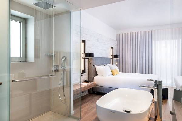 Euphoria Resort Hotelzimmer mit separatem Badezimmer und großer Badewanne.