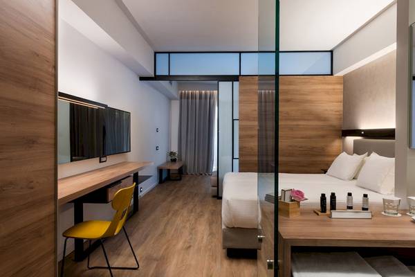 Innenansicht eines Hotelzimmers im Euphoria Resort mit Schreibtisch, Stuhl und Fernseher.
