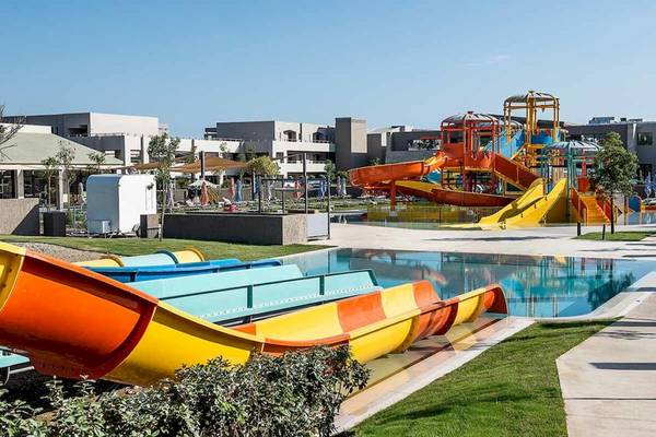 Wasserrutsche und Pool im Euphoria Resort.