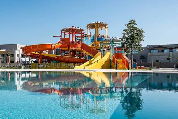 Wasserrutsche im Euphoria Resort mit bunten Rutschen und klarem Poolwasser