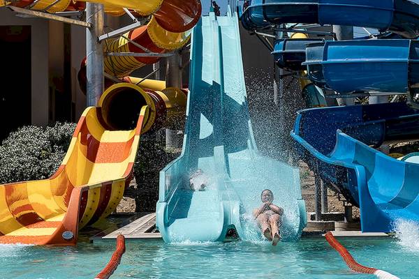 Gäste genießen die Wasserrutschen im Euphoria Resort.