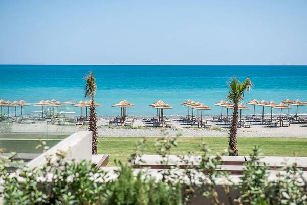Aussicht auf den Strand vom Euphoria Resort mit vielen Sonnenschirmen und Liegen