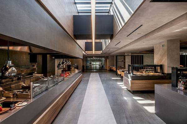 Innenansicht des Restaurants im Euphoria Resort mit langen Speisetheken und Glasdächern.