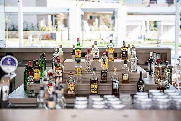 Bar im Euphoria Resort mit einer Auswahl an Spirituosen und Gläsern.