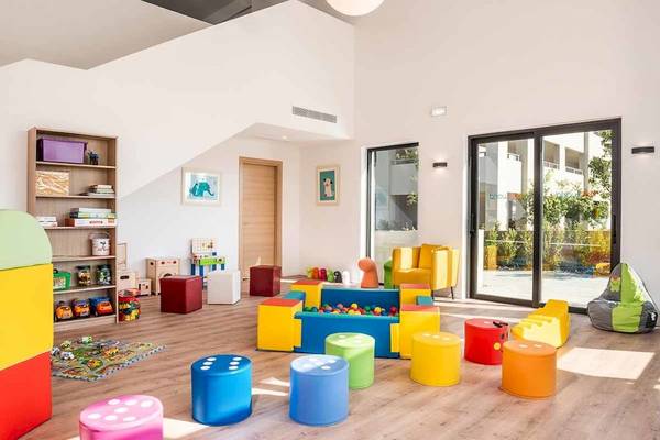 Kinderspielzimmer im Euphoria Resort mit bunten Spielzeugen und Möbeln.