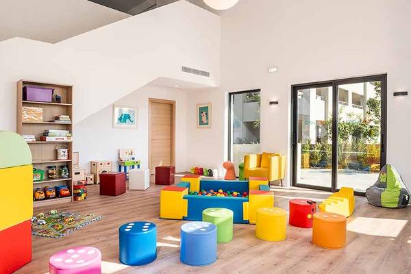 Kinderzimmer im Euphoria Resort mit bunten Spielzeugen und Möbeln.