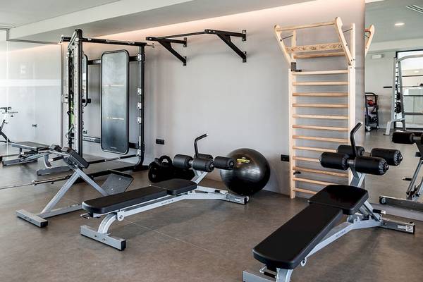 Fitnessraum im Euphoria Resort mit diversen Geräten und einer großen schwarzen Kugel.