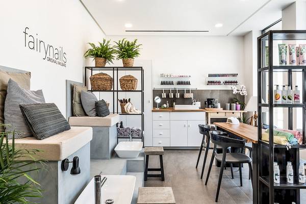 Loungebereich des Euphoria Resorts mit Möbeln, Pflanzen und Nagelpflegeprodukten.
