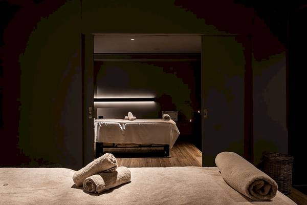 Spa-Zimmer im Euphoria Resort mit Behandlungstisch und Handtüchern