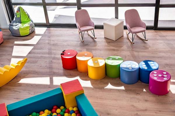 Spielzimmer mit bunten Sitzen und Kugeln im Euphoria Resort.