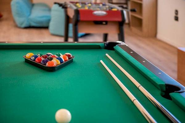 Ein Pooltisch im Euphoria Resort mit Bällen und Stöcken.