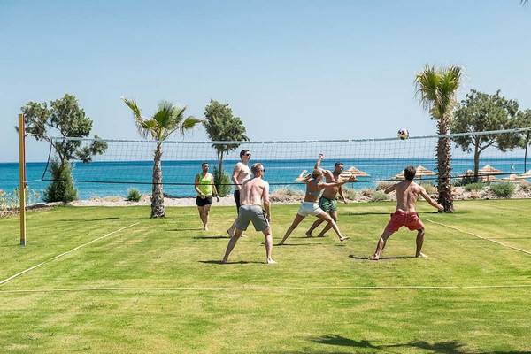 Gruppe spielt Volleyball am Strand im Euphoria Resort