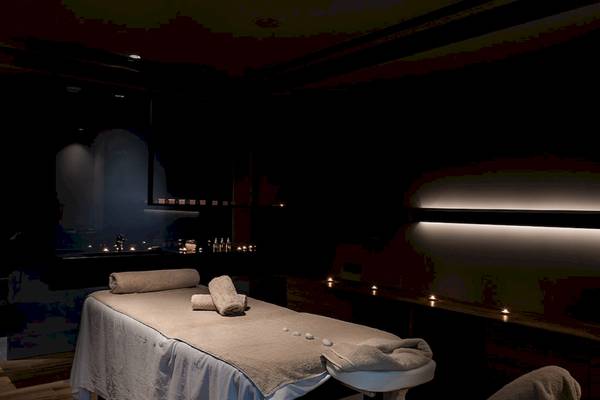 Spa-Behandlungsraum im Euphoria Resort mit vorbereiteter Massageliege und warmen Lichtakzenten.