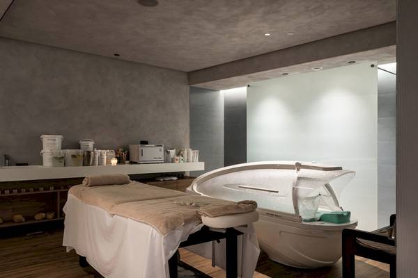 Behandlungsraum im Euphoria Resort mit Massagetisch und Badewanne