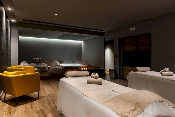 Spa-Behandlungsraum im Euphoria Resort mit Badewanne und Sofas.