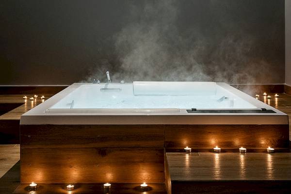 Dampfbad im Euphoria Resort mit Wasserdampf und brennenden Kerzen.