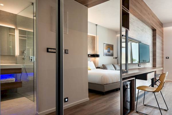 Innenansicht eines Zimmers im Euphoria Resort Hotel mit Bett, Schreibtisch und Bad